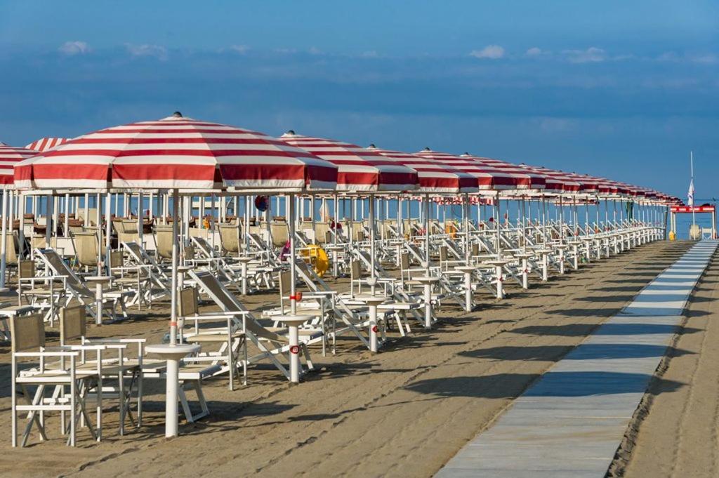 Hotel Crystal Marina di Pietrasanta Buitenkant foto